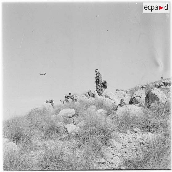 Parachutistes dans le djebel Tarf.