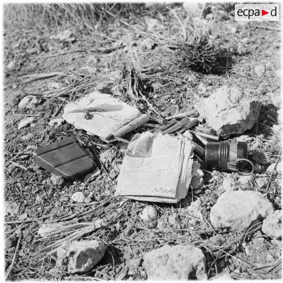 Les papiers et munitions d'un rebelle dans le djebel Tarf.