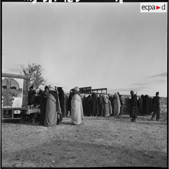 Séance d'action psychologique dans la région de Bouktoub : la foule devant des panneaux d'information.