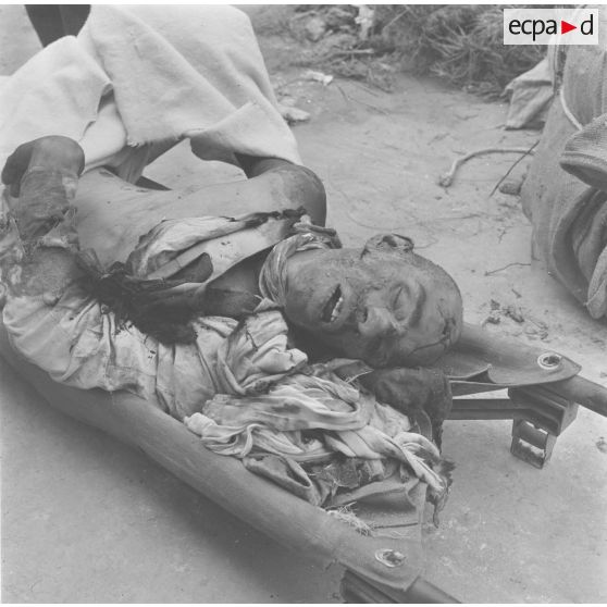 Cadavre d'un harki assassiné par les rebelles à Bouktoub, le 25 février 1958.