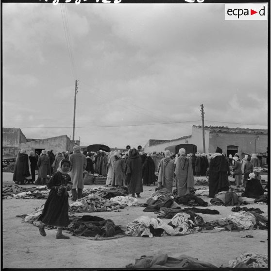 Séance d'action psychologique dans la région de Bouktoub : La foule au marché et devant le camion haut-parleurs.