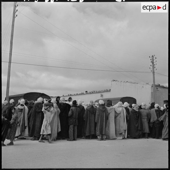 Séance d'action psychologique dans la région de Bouktoub : la foule devant le camion haut-parleurs.