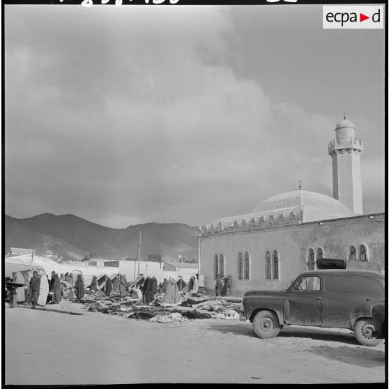 Séance d'action psychologique dans la région de Bouktoub : la foule au marché.