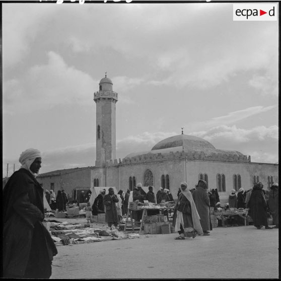 Séance d'action psychologique dans la région de Bouktoub : la foule au marché.