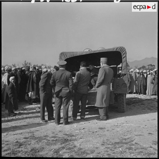 Tournée d'action psychologique dans Mécheria : la foule et les soldats autour du camion haut-parleurs.