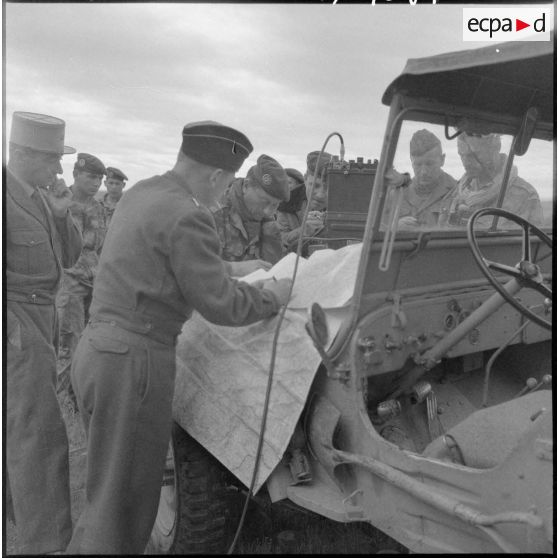 Le matin, au petit jour, le poste de commandement (PC) donne des ordres aux compagnies sur le terrain pour rechercher la bande rebelle.