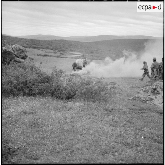 Le colonel Pierre Jeanpierre arrive en hélicoptère de transport alouette II sur le terrain.