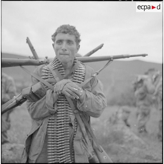 L'un des rebelles, détendu, fume une cigarette.