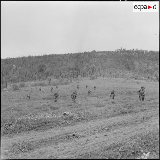 Les légionnaires progressent dans le paysage boisé.