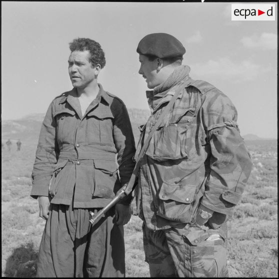 Le lieutenant fellaga, commandant le secteur de Djeure, avec un légionnaire.