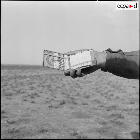 L'étui à cigarettes du lieutenant fellaga portant l'insigne du front de libération nationale (FLN).