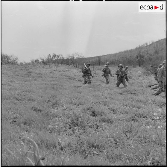 Les légionnaires progressent dans le paysage boisé.