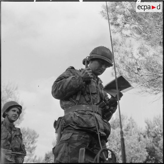 Un capitaine de la 2ème compagnie du 9ème régiment de chasseurs parachutistes (RCP) donne sa position.