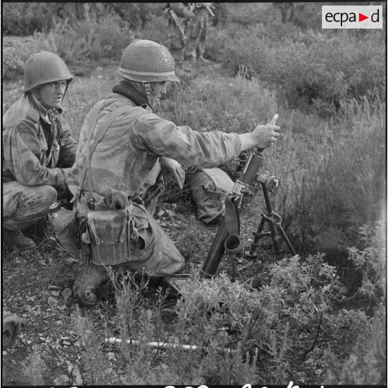 Un 1ère classe de Cherbourg engage un obus de mortier de 81 mm.