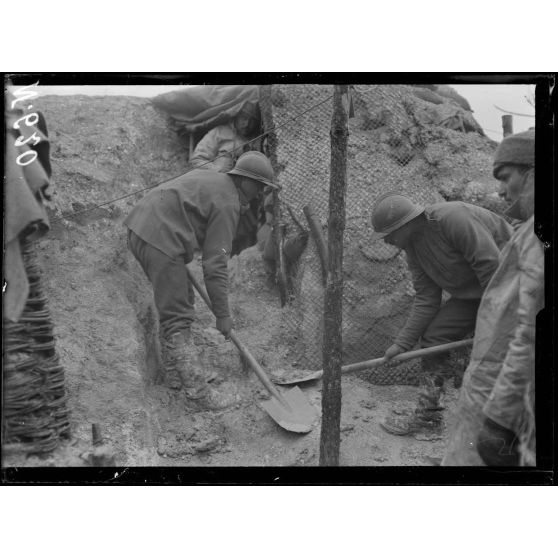 Secteur d'Aubérive (Marne), Russes aux tranchées. [légende d'origine]