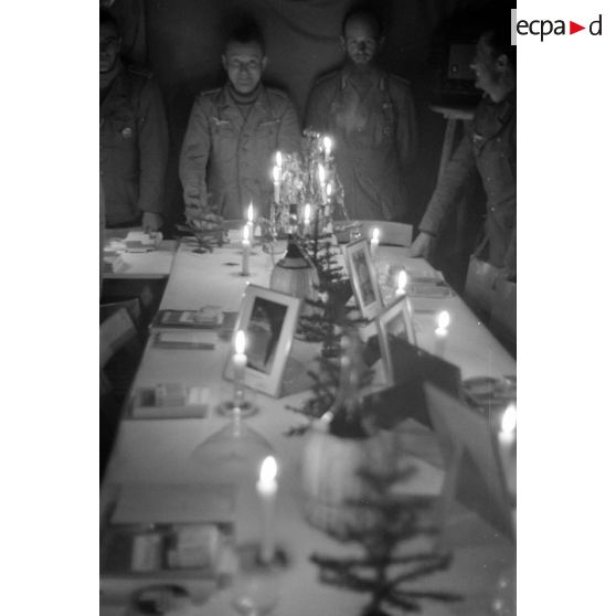 Soldats allemands et italiens attablés.