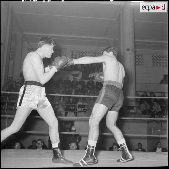 Combat de boxe entre Castan de l'armée de terre de Tunisie et Levêque de la 5e RA.