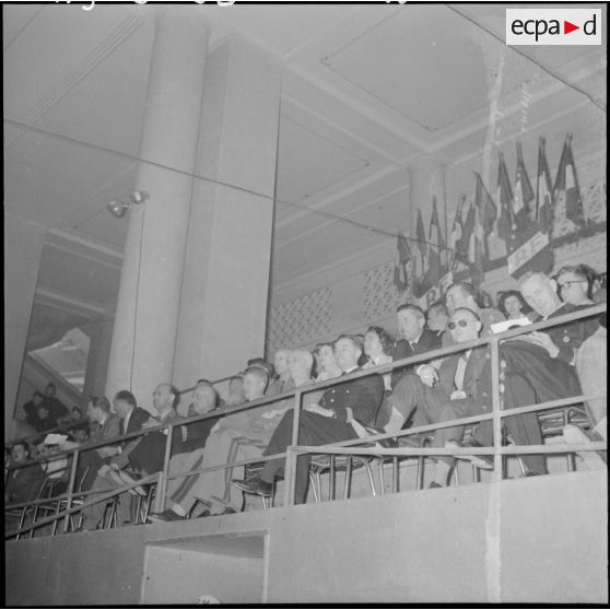 La tribune d’honneur lors de la demi-finale et finale interarmes de boxe au foyer civique.