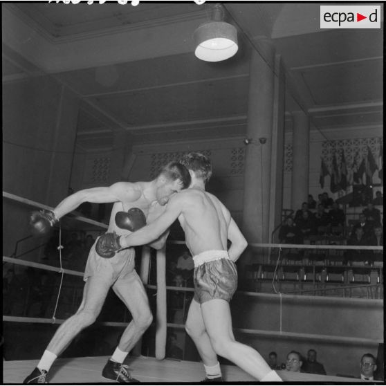 Combat de boxe entre Lacroix de la 5e RA et Steimmetz de la Marine du Maroc.