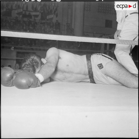 Combat de boxe. Le boxeur Jamois a été mis KO par le boxeur Luzeski au cours du premier round.