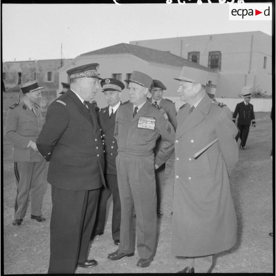 Le général Salan en visite au fort de Mers el-Kebir.