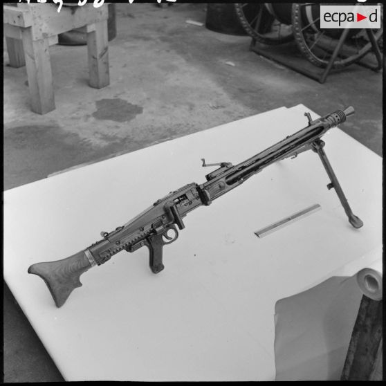 Présentation d'une mitrailleuse allemande MG 42.