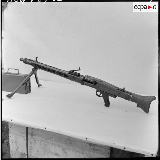 Présentation d'une mitrailleuse allemande MG 42.