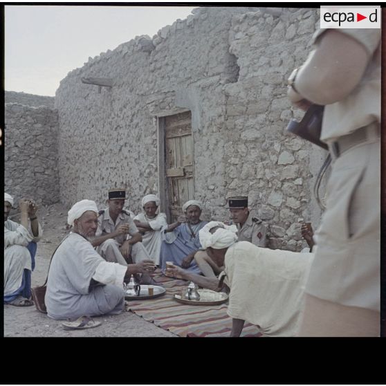 Officiers français dans la région de Colomb-Béchar.