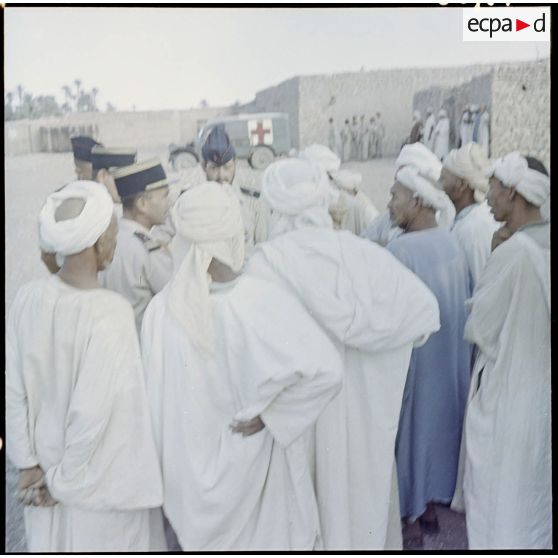 Hommes du villlage de Ben Ali discutant avec des officiers.