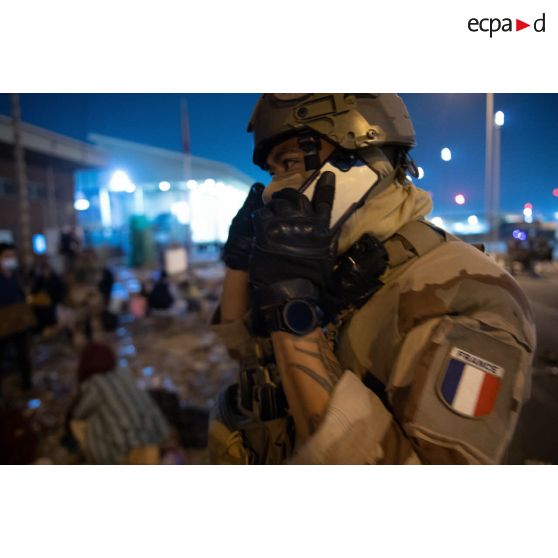 Un soldat encadre l'évacuation de ressortissants à Kaboul, en Afghanistan.