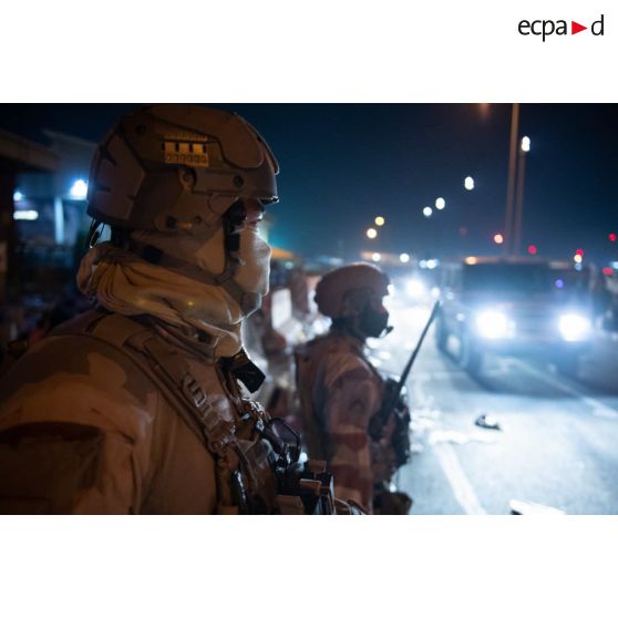 Des soldats sécurisent l'aéroport de Kaboul, en Afghanistan.