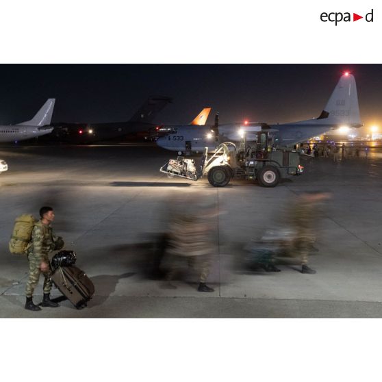 Des soldats sont évacués depuis l'aéroport de Kaboul, en Afghanistan.