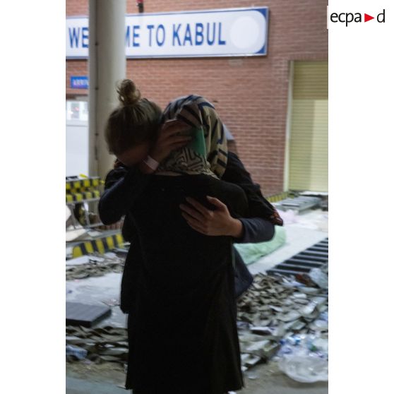 Scène de vive émotion entre ressortissants sur l'aéroport de Kaboul, en Afghanistan.