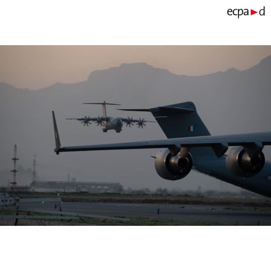 Atterrissage d'un avion-cargo A400 M sur l'aéroport de Kaboul, en Afghanistan.