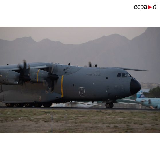 Départ d'un avion-cargo A400 M depuis l'aéroport de Kaboul, en Afghanistan.