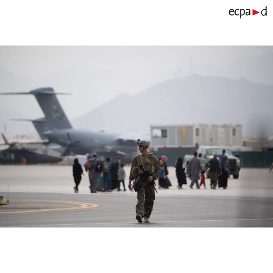 Un soldat américain sécurise l'aéroport de Kaboul, en Afghanistan.