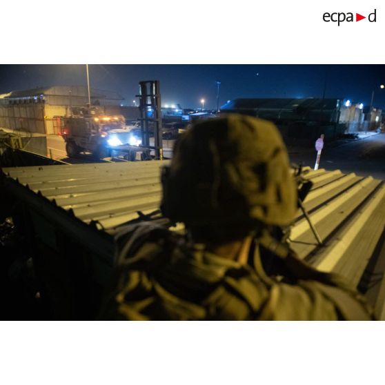 Une sentinelle du 5e régiment de cuirassiers (5e RC) tient un poste de défense sur l'aéroport de Kaboul, en Afghanistan.