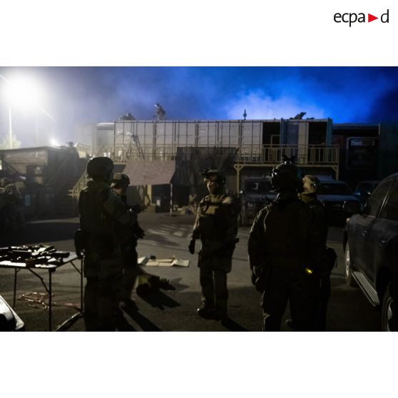 Des soldats du 5e régiment de cuirassiers (5e RC) effectuent un briefing dans un poste de défense de l'aéroport de Kaboul, en Afghanistan.