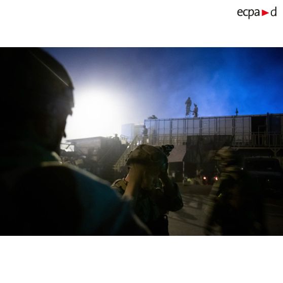 Des soldats du 5e régiment de cuirassiers (5e RC) tiennent un poste de défense sur l'aéroport de Kaboul, en Afghanistan.