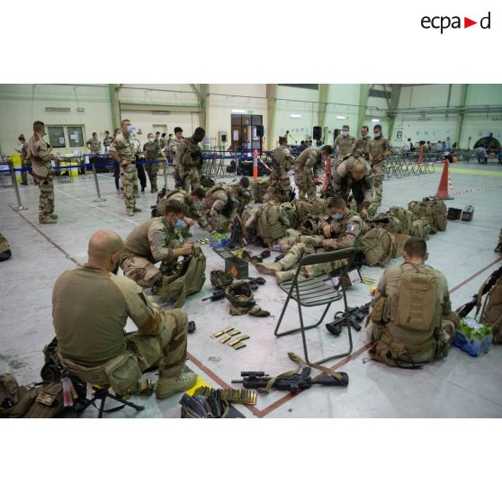 Des soldats du 5e régiment de cuirassiers (5e RC) entretiennent leur armement sur la base d'Al Dhafra, aux Emirats arabes unis.