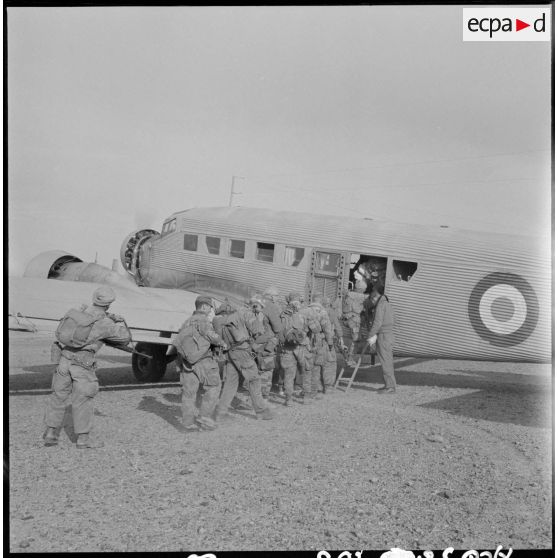 Transport de troupes dans un Junker 52 du groupe saharien de reconnaissance et d'appui (GSRA 78).