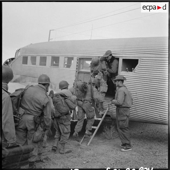 Transport de troupes dans un Junker 52 du groupe saharien de reconnaissance et d'appui (GSRA 78).