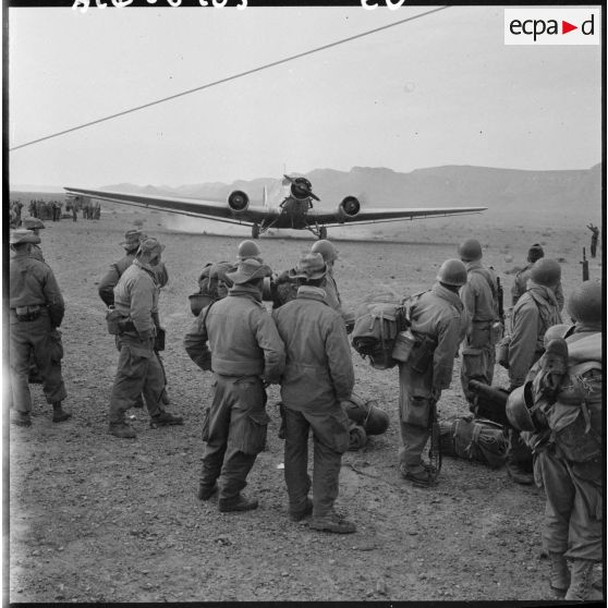 Arrivée d'un Junker 52 du groupe saharien de reconnaissance et d'appui (GSRA 78), attendu par les hommes des compagnies sahariennes.