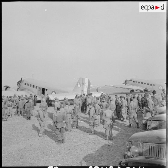 Les hommes attendent de monter dans un Junker 52 du groupe saharien de reconnaissance et d'appui (GSRA 78).