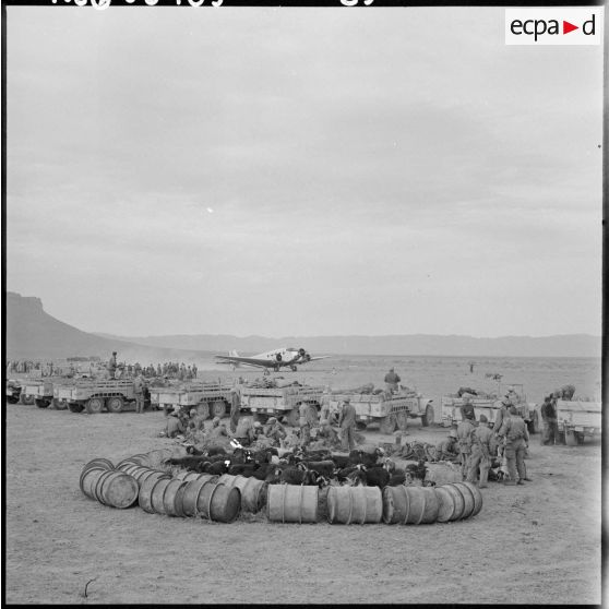 Arrivée d'un Junker 52 du groupe saharien de reconnaissance et d'appui (GSRA 78) dans un poste saharien.