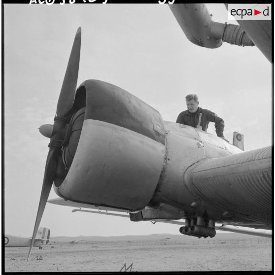 Un sergent mécanicien vérifie les moteurs de son avion avant le décollage.