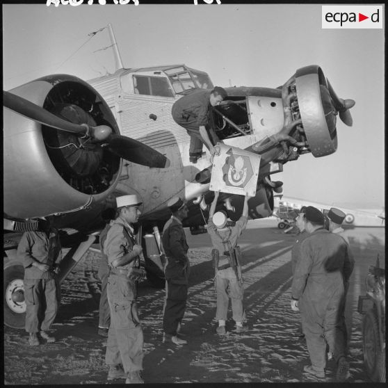 Remise de l'insigne de la légion étrangère sur l'avion de transport Junkers Ju-52.