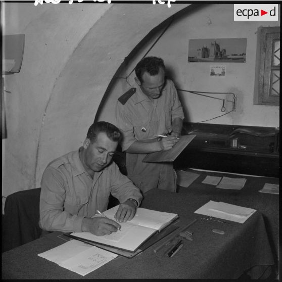 Deux légionnaires à leur bureau.