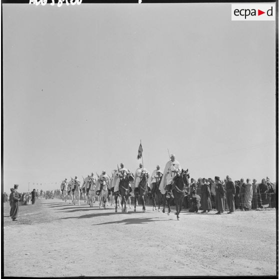 Arrivée de cavaliers pour célébrer l'adhésion de la population civile de l'Atlas à "L'Algérie Nouvelle".