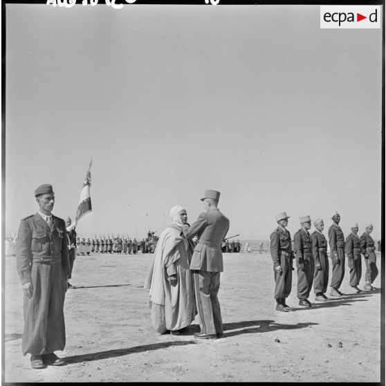 Le général Vallier remet la croix de la valeur militaire à un Moghazni.